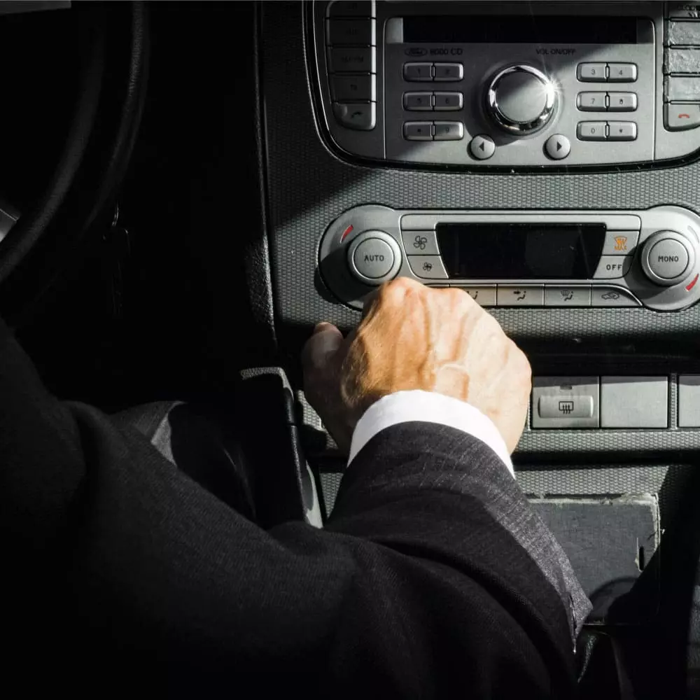 Gold-Rent-A-Car-Conductor renta de carros en colombia